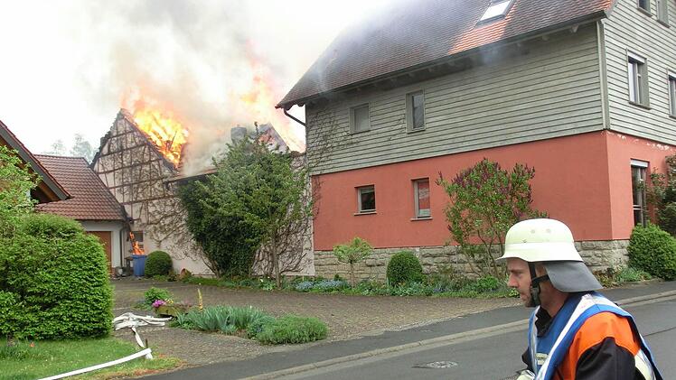 In Langendorf brennt der Dachstuhl einer Scheune.  Foto: Peter Rauch