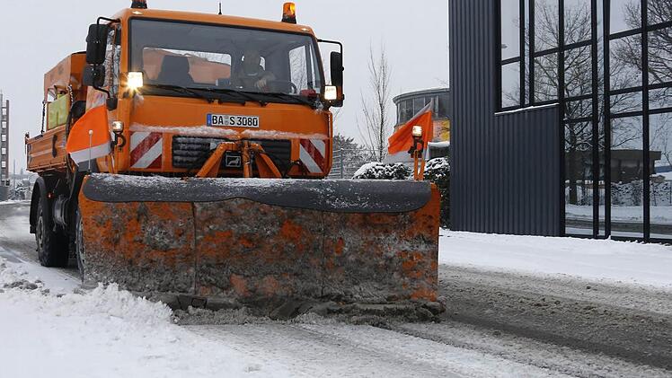 Die Mitarbeiter des Winterdienstes in Bamberg waren am Montag (4. Januar 2016) in voller Mannschaftsstärke im Einsatz. Foto: Matthias Hoch