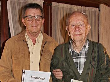 Zwei "Stützen" des Imkervereins Ebern (von links): Rainer Laubender wurde zum Ehrenmitglied ernannt, Herbert Arndt für 60-jährige Mitgliedschaft ausgezeichnet. Foto: Helmut Will