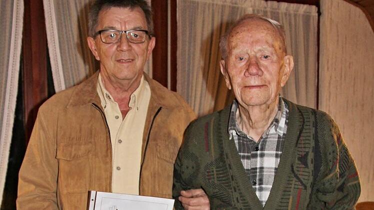 Zwei "Stützen" des Imkervereins Ebern (von links): Rainer Laubender wurde zum Ehrenmitglied ernannt, Herbert Arndt für 60-jährige Mitgliedschaft ausgezeichnet. Foto: Helmut Will