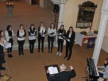 The Young Voices" mit ihrem Chorleiter Wolfgang Fischer bei einem Auftritt im Chorraum der Klosterkirche Sonnefeld. Foto: Archiv/Klaus Oelzner