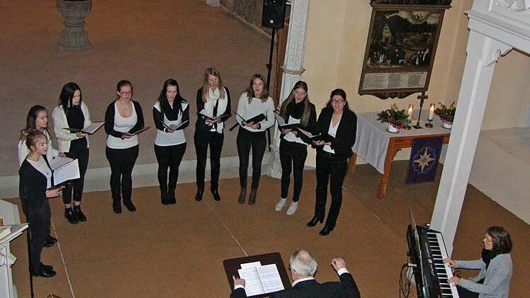 The Young Voices" mit ihrem Chorleiter Wolfgang Fischer bei einem Auftritt im Chorraum der Klosterkirche Sonnefeld. Foto: Archiv/Klaus Oelzner