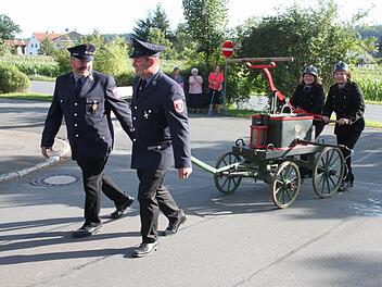 Die Freiwillige Feuerwehr Wüstenbuchau-Bechtelsreuth hatte ihre historische Spritze aus dem Jahre 1885 zum Festzug mitgebracht. Foto: Stephan Stöckel