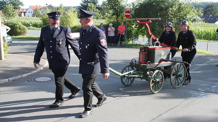 Die Freiwillige Feuerwehr Wüstenbuchau-Bechtelsreuth hatte ihre historische Spritze aus dem Jahre 1885 zum Festzug mitgebracht. Foto: Stephan Stöckel