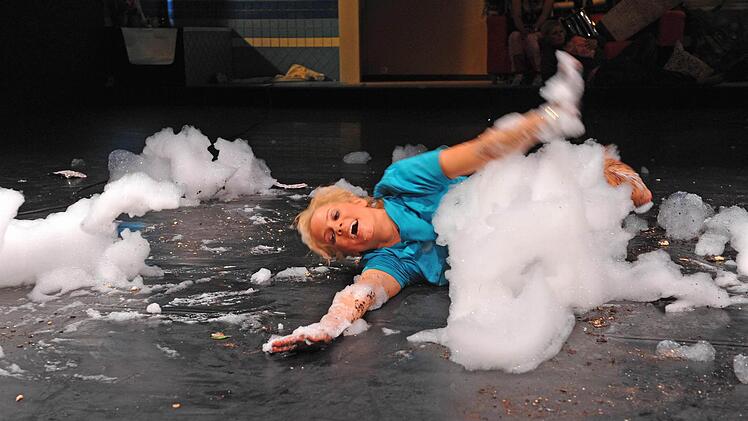 Turbulenter Theater-Spaß: Szene aus "Bin nebenan" von Ingrid Lausund in der Coburger ReithalleFoto: Andrea Kremper