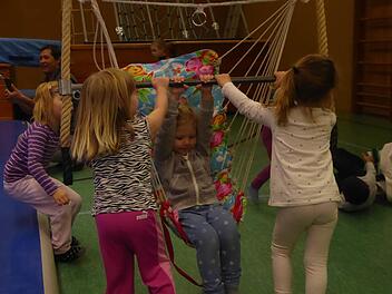 Neues Angebot des TSV Ebenhausen: Montags können sich Kinder ab zwei Jahren ab sofort beim Erlebnisturnen in der Turnhalle Ebenhausen austoben. Die Vier- bis Sechsjährigen sind dienstags dran. Alle Angebote sind ab sofort auch für Nichtmitglieder. Foto: Stefan Geiger