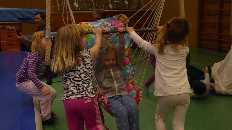Neues Angebot des TSV Ebenhausen: Montags können sich Kinder ab zwei Jahren ab sofort beim Erlebnisturnen in der Turnhalle Ebenhausen austoben. Die Vier- bis Sechsjährigen sind dienstags dran. Alle Angebote sind ab sofort auch für Nichtmitglieder. Foto: Stefan Geiger