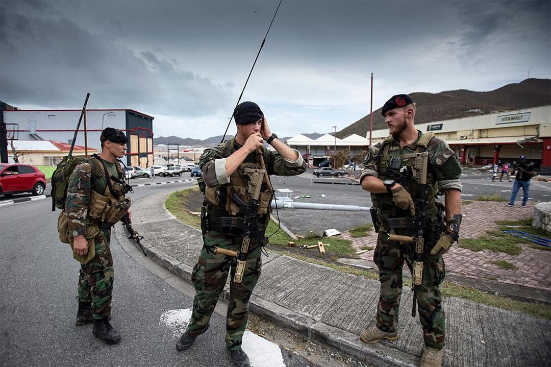 Niederländische Soldaten patrouillieren auf der niederländischen Antilleninsel Sint Maarten, nachdem Hurrikan Irma durchgezogen ist.