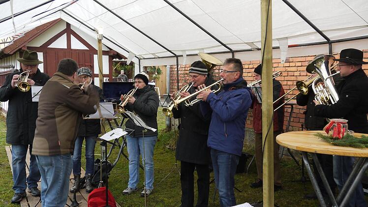Der Posaunenchor Altenstein (Leitung Andreas Binger) lie&szlig; am Adventsmarkt in Rabelsdorf mehrmals weihnachtliche Weisen erklingen.Klemens Albert