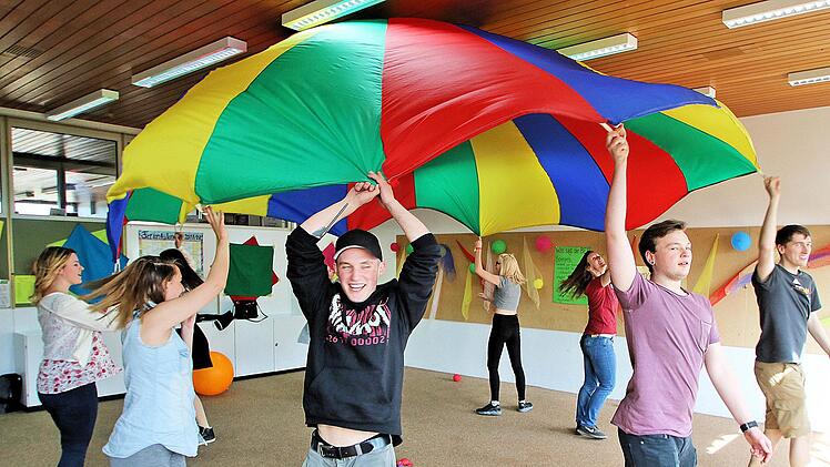 Mit dem Schwungtuch hatten nicht nur Kinder, sondern auch die etwas Älteren ihren Spaß. Dieter Britz