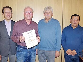 Der Heimat- und Kulturverein Steinberg ehrte seinen langjährigen verdienten Förderer Werner Olgemöller. Das Bild zeigt (von links) stellvertretenden HKV-Vorsitzenden Robert Wachter, Werner Olgemöller, 1. HKV-Vorsitzender Wolfgang Förtsch und stellvertretenden HKV-Vorsitzenden Klaus Sesselmann. Foto: Heike Schülein