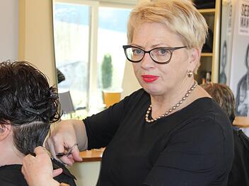 Carola Beez in einem ihrer vier Salons, in denen die Kundenfrequenz schon deutlich nachgelassen hat.Veronika Schadeck