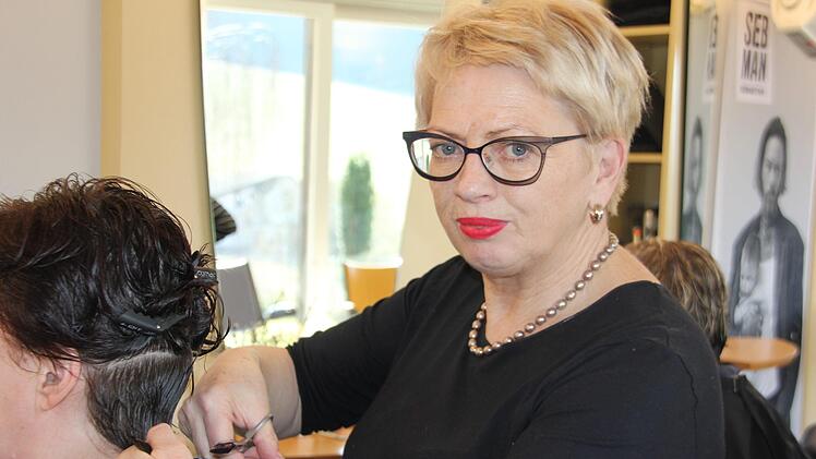 Carola Beez in einem ihrer vier Salons, in denen die Kundenfrequenz schon deutlich nachgelassen hat.Veronika Schadeck