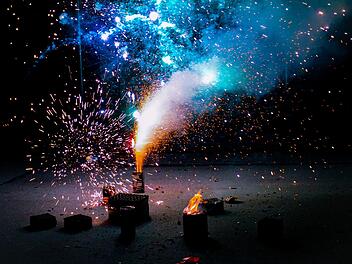 Trotz Corona-Beschränkungen werden in den Supermärkten wie gewohnt Böller und Raketen verkauft. Die Supermarktkette Lidl testet dabei einen neuen Service. Symbolbild: Alexander Kagan/Unsplash.com