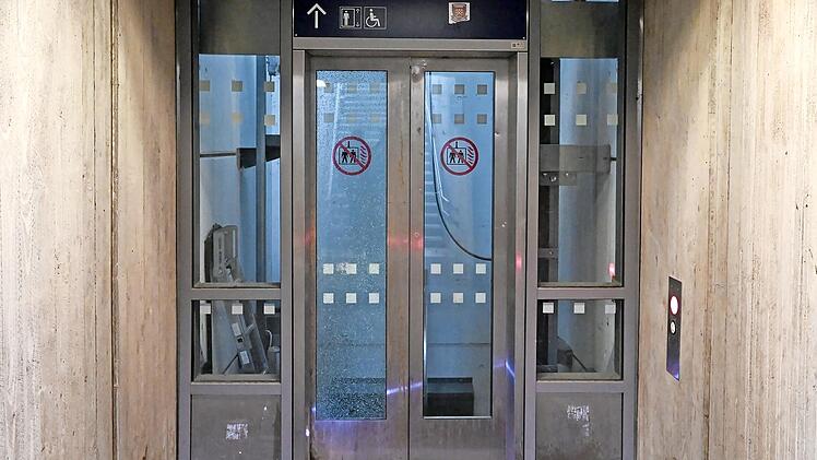 Der Aufzug am Bahnhof in Breitengüßbach. Das linke Glas der Eingangstür wurde von Vandalen beschädigt.