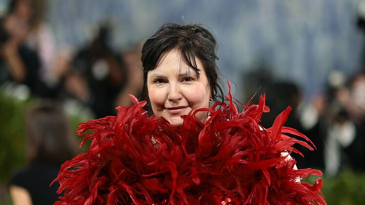"Girls"-Darstellerin Lena Dunham trug ein leuchtend rotes Valentino-Kleid aus Federn und Pailletten.