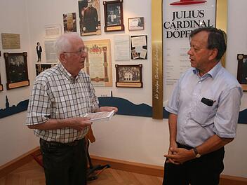 Werner Eberth (links) überreicht ein Faksimile des Tagebuchs von Maria Döpfner an den Leiter des Döpfner Museums, Hans-Georg Kessler. Foto: Bernd Czelustek