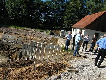Der Spatenstich ist gesetzt und der Zeitplan eng: Noch in diesem Jahr soll die neue Kläranlage in Leutenbach in Betrieb gehen.  Foto: Wildt