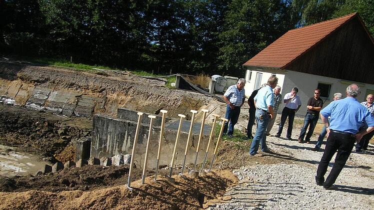Der Spatenstich ist gesetzt und der Zeitplan eng: Noch in diesem Jahr soll die neue Kläranlage in Leutenbach in Betrieb gehen.  Foto: Wildt