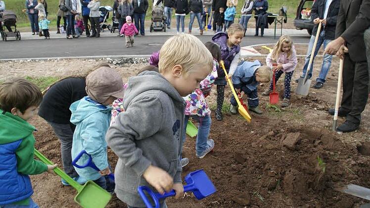 Richtig fleißig gegraben wurde beim ersten Spatenstich für die neue Kindertagesstätte in Kirchaich. Die Buben und Mädchen waren mit Feuereifer bei der Sache, und die Eltern schauten zu.  Foto: Sabine Weinbeer