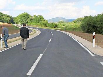 Alte Betonplatten sind neuem Asphalt gewichen. Und ein neuer Geh- und Radweg wurde gebaut.  Foto: Thomas Heuchling