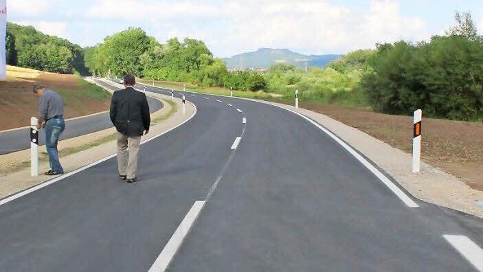 Alte Betonplatten sind neuem Asphalt gewichen. Und ein neuer Geh- und Radweg wurde gebaut.  Foto: Thomas Heuchling