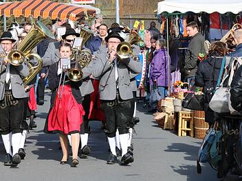 Die Heimatkapelle Prölsdorf machte musikalisch den Auftakt zum 30. Ostermarkt im Rauhenebracher Gemeindeteil.  Fotos: Klaus Schmitt