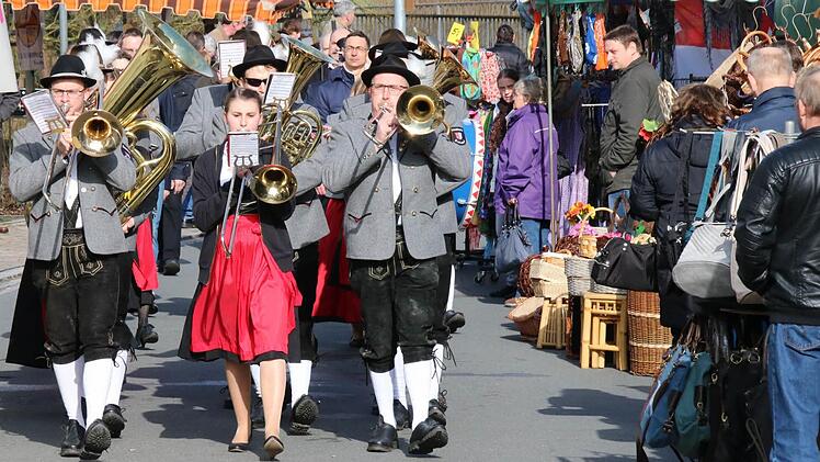Die Heimatkapelle Prölsdorf machte musikalisch den Auftakt zum 30. Ostermarkt im Rauhenebracher Gemeindeteil.  Fotos: Klaus Schmitt