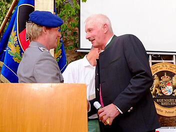 Bernd Steinmetz (links) gratulierte Gerhard Vollmuth im Namen der Paten-Kameradschaft. Foto: Gerd Schaar