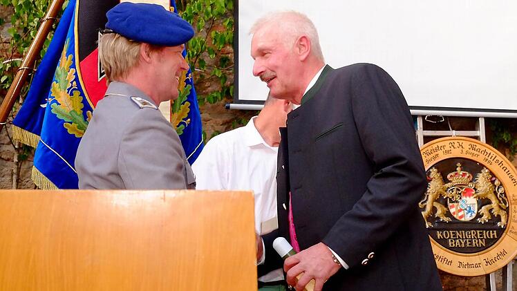 Bernd Steinmetz (links) gratulierte Gerhard Vollmuth im Namen der Paten-Kameradschaft. Foto: Gerd Schaar