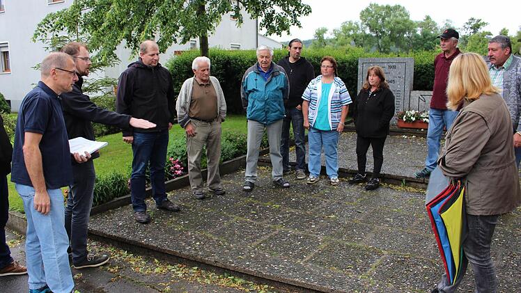 Der junge Simmersdorfer Holger Höhnlein (2. v. l.) hatte sich schon Gedanken über die Gestaltung des Ehrenmals gemacht und Skizzen angefertigt. Foto: Evi Seeger