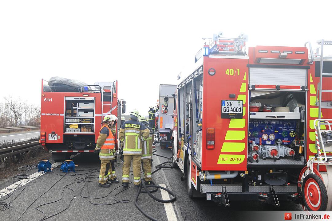 Lkw rast auf der A70 bei Haßfurt in Absicherungshänger