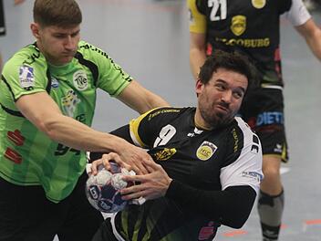 Der HSC 2000 Coburg um Dominic Kelm (mit Ball) erkämpfte sich im Hinspiel nach einem starken Schlussspurt noch ein 27:27-Unentschieden beim TV Emsdetten mit Georg Pöhle (links).  Foto: Bilek/Archiv