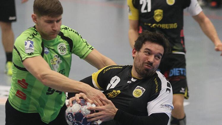 Der HSC 2000 Coburg um Dominic Kelm (mit Ball) erkämpfte sich im Hinspiel nach einem starken Schlussspurt noch ein 27:27-Unentschieden beim TV Emsdetten mit Georg Pöhle (links).  Foto: Bilek/Archiv