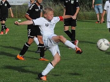Obererthals Samuel Betz gelingt mit seinem Schuss der Anschlusstreffer zum 1:3 gegen den TSV Großbardorf.ssp