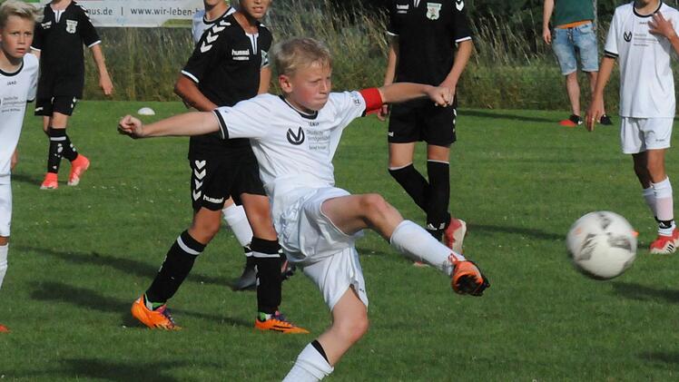 Obererthals Samuel Betz gelingt mit seinem Schuss der Anschlusstreffer zum 1:3 gegen den TSV Großbardorf.ssp