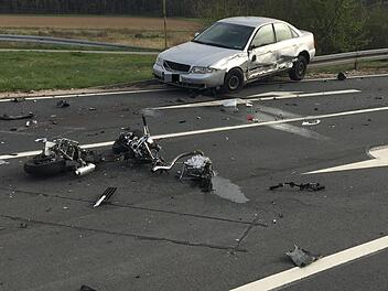 Nach einem t&ouml;dlichen Verkehrsunfall im Kreis F&uuml;rth, bei dem ein Rollerfahrer nach einer Kollision mit einem Streifenwagen ums Leben kam, wird jetzt dringend eine wichtige Unfallzeugin gesucht. Foto: NEWS5/Schmelzer