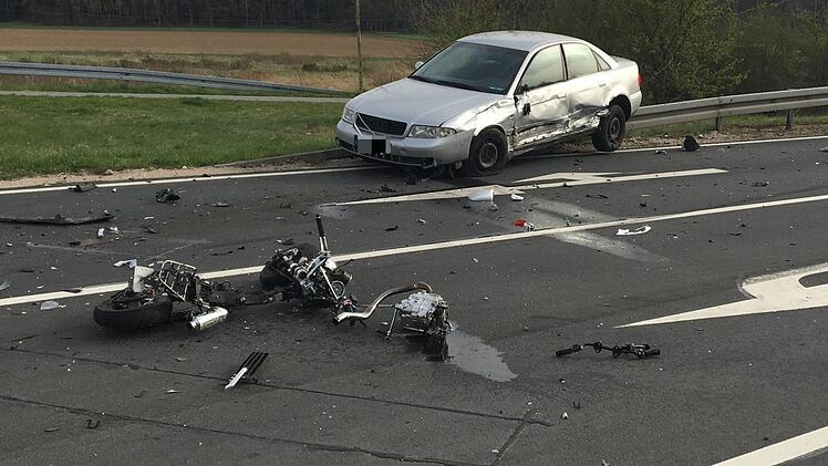 Nach einem t&ouml;dlichen Verkehrsunfall im Kreis F&uuml;rth, bei dem ein Rollerfahrer nach einer Kollision mit einem Streifenwagen ums Leben kam, wird jetzt dringend eine wichtige Unfallzeugin gesucht. Foto: NEWS5/Schmelzer