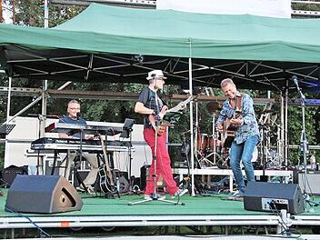 So geht es zu bei der Sommer-Session: (von links) Marc Dotterweich am E-Piano, am Bass Robert Wild (Corso Band) und Gitarrist Gerhard Förtsch  Foto: p