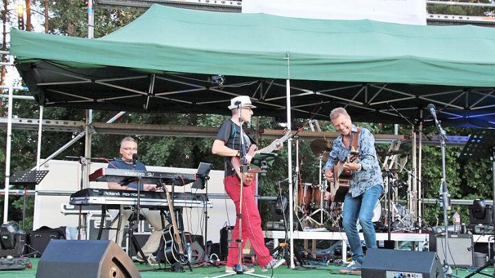 So geht es zu bei der Sommer-Session: (von links) Marc Dotterweich am E-Piano, am Bass Robert Wild (Corso Band) und Gitarrist Gerhard Förtsch  Foto: p