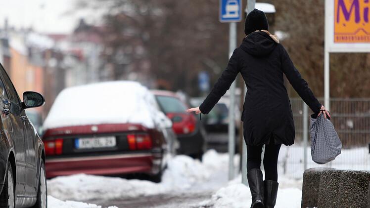 Die kommende Woche beginnt in Franken nasskalt mit Schnee und Schneeregen. In den Tagen zuvor k&ouml;nnte es wieder glatt auf den Stra&szlig;en werden.  Foto: Daniel Karmann/dpa
