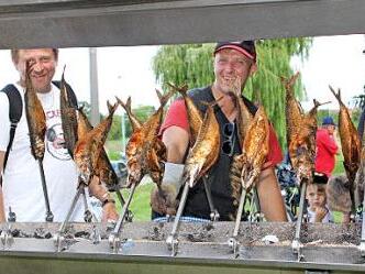 Beliebt beim Flößerfest sind die gegrillten Steckerlfische.