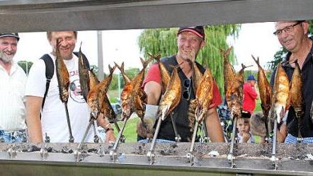 Beliebt beim Flößerfest sind die gegrillten Steckerlfische.