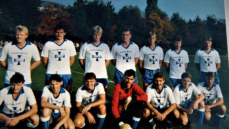 Bei der Bundeswehr war Markus Kraus (rechts, stehend) für die Kompanie-Mannschaft verantwortlich, in der auch der spätere Fußball-Profi Frank Greiner (links, kniend) aus Coburg mitspielte. Foto: privat