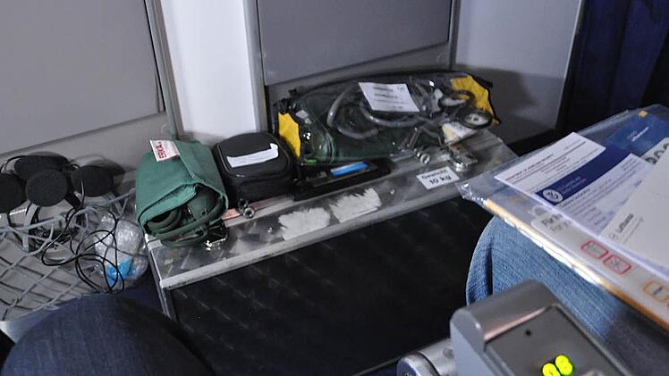 Am Sitz der Bad Königshofener Rettungsassistentin hat die Flugbesatzung alle notwendigen medizinischen Gerätschaften deponiert. Foto: Friedrich