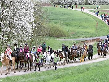 Die Frühlingslandschaft bildete eine zauberhafte Kulisse für den Baunacher Georgenritt. Foto: privat