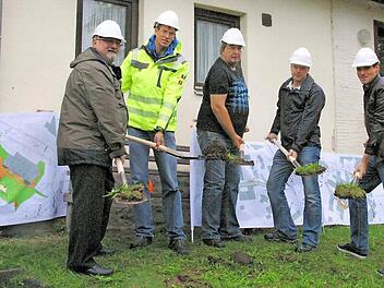 Beim symbolischen Spatenstich für den zweiten Bauabschnitt der Dorferneuerung Unterelldorf (von rechts): Martin Mittag, Günter Förtsch, Achim Meußer, Michael Ullwer und Helfried Schleicher.  Foto: Bettina Knauth