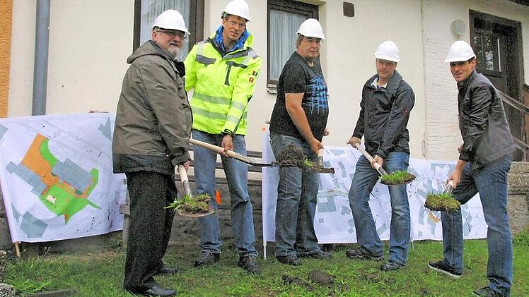 Beim symbolischen Spatenstich für den zweiten Bauabschnitt der Dorferneuerung Unterelldorf (von rechts): Martin Mittag, Günter Förtsch, Achim Meußer, Michael Ullwer und Helfried Schleicher.  Foto: Bettina Knauth