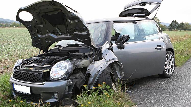Der beschädigte Mini des Unfallverursachers. Foto: Stefan Johannes