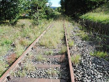 Der Radweg auf der Bahntrasse scheint in weite Ferne gerückt Der Schotter im Gleisbett ist hochgradig schadstoffbelastet und muss deponiert werden. Und das wird teuer. Foto: Evelyn Schneider